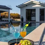 Villa Vilma-house With Heated Pool & Garden *