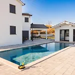 Villa Vilma-house With Heated Pool & Garden