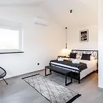 Villa Vilma-house With Heated Pool & Garden *