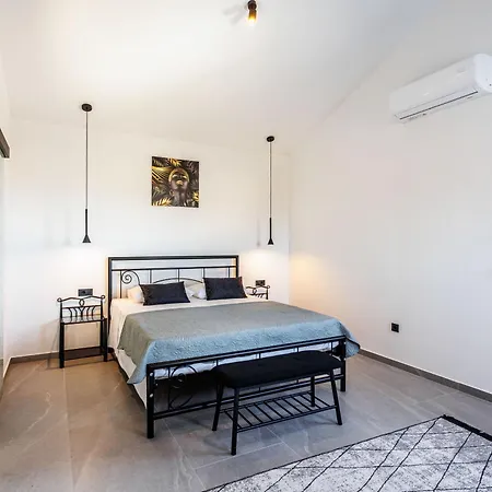 Villa Vilma-house With Heated Pool & Garden *