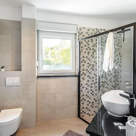 Vilma-house With Heated Pool & Garden