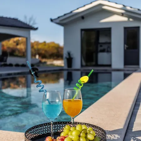 Villa Vilma-house With Heated Pool & Garden *