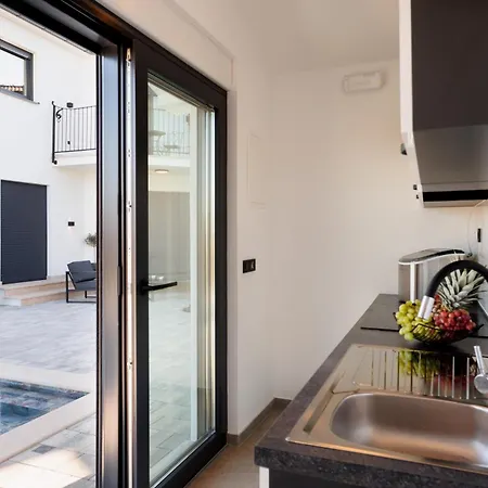 Villa Vilma-house With Heated Pool & Garden Trilj