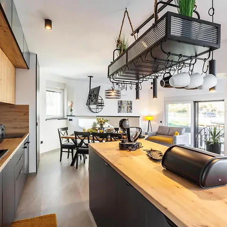Vilma-house With Heated Pool & Garden
