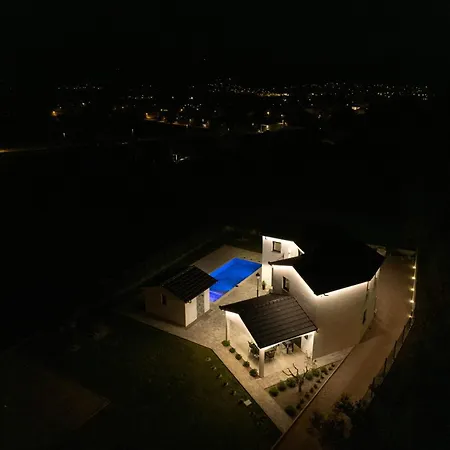 Villa Vilma-house With Heated Pool & Garden Trilj